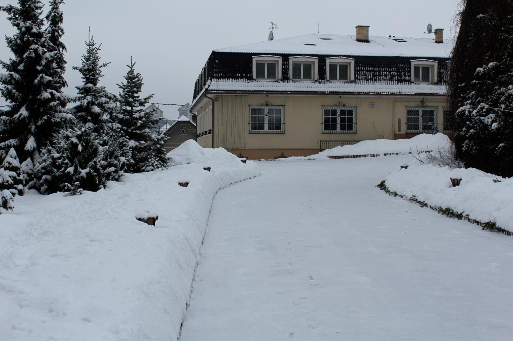Penzion Lucs Heľpa Zewnętrze zdjęcie